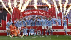 Para pemain Manchester City merayakan kemenangan Piala FA usai final di Stadion Wembley, London, Sabtu 3 Juni 2023. (Adam Davy/PA via AP)