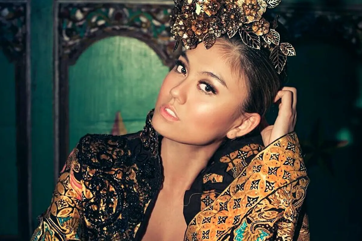 FOTO: Agnez Mo Dalam Balutan Batik dan Kebaya Nusantara Ini Gayanya Elegan