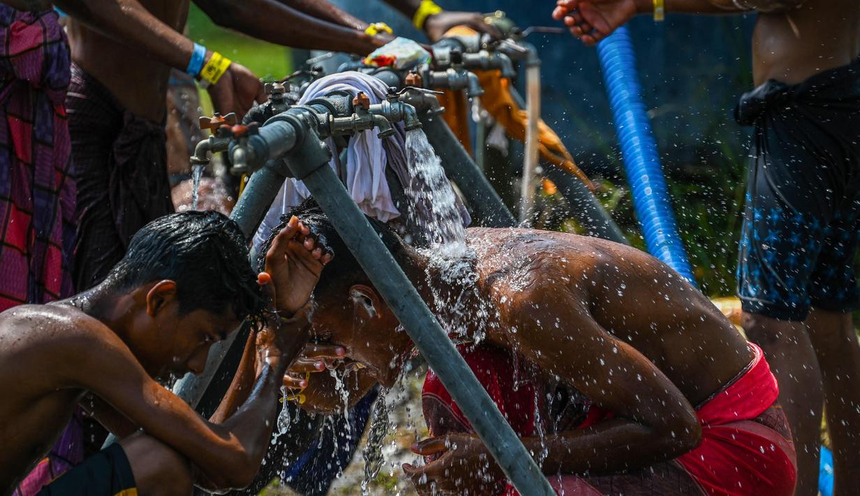 Seorang pengungsi Rohingya menerima pemeriksaan kesehatan di tempat penampungan sementara di Ladong, provinsi Aceh, Jumat 24 Februari 2023. Puluhan imigran Rohingya tersebut berlayar dengan kapal kayu berukuran 15x4 meter dan terdampar di pesisir pantai tepatnya di Desa Lampanah Leungah Kecamatan Seulimum, Kabupaten Aceh Besar, Kamis (16/2) lalu. Dari hasil pendataan 69 pengungsi Rohingya tersebut terdiri dari laki-laki dewasa 26 orang, perempuan dewasa 23, dan anak-anak 20 orang. (CHAIDEER MAHYUDDIN/AFP)