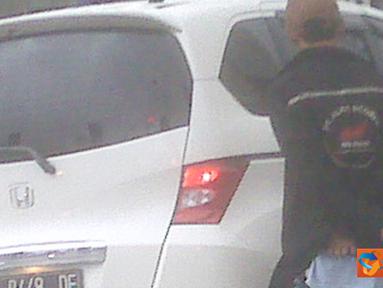 Citizen6, Senayan: Mungkin pengendara mobil sedang mengantuk atau melamun, beruntung dalam kejadian tersebut tidak ada korban jiwa. (Pengirim: Puspitaningtyas)