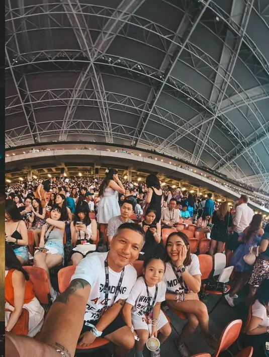 Gemasnya penampilan keluarga kecil Gisella Anastasia, Gading Marten dan putri mereka Gempi yang tampil kompak saat menonton konser Taylor Swift di Singapura. Ketiganya mengenakan white t-shirt dengan corak tulisan. [Foto: Instagram/gadiiing]