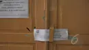 Kertas pengumuman terkait pelaksanaan Ujian nasional (UN) terlihat tertempel di pintu salah satu ruang kelas di SMPN 29 Jakarta, Senin (5/4/2015). UN tingkat SMP tersebut diikuti 149.172 peserta. (Liputan6.com/Johan Tallo)