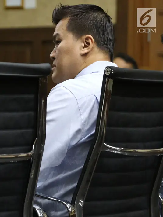 Andi Agustinus alias Andi Narogong (ketiga kiri) saat bersaksi pada sidang lanjutan dugaan korupsi E-KTP  dengan terdakwa Irvanto H Pambudi dan Made Oka Masagung di Pengadilan Tipikor, Jakarta, Selasa (25/9). (Liputan6.com/Helmi Fithriansyah)