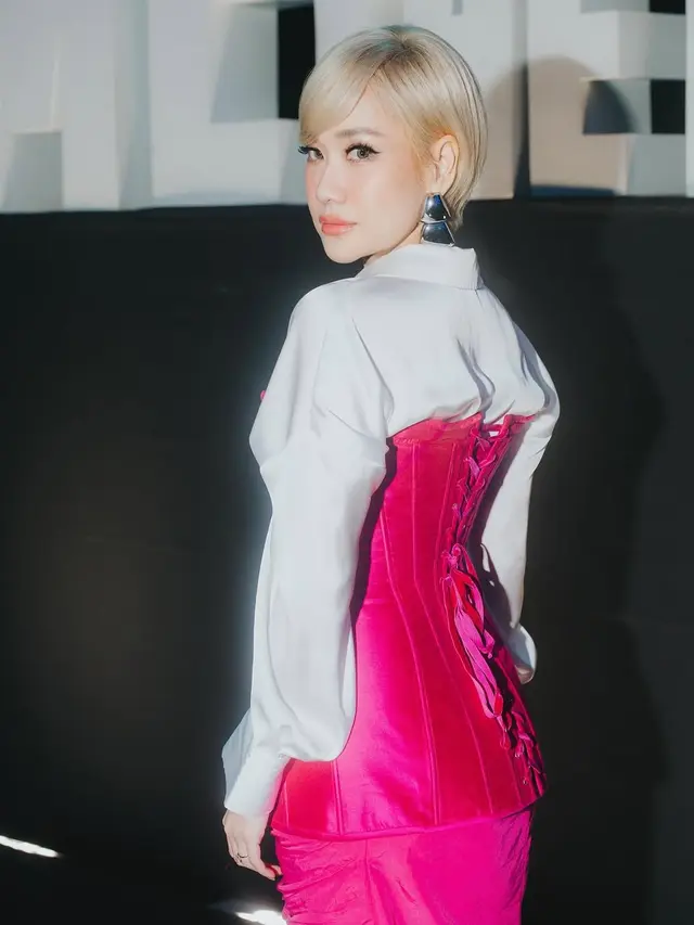 Genap 42 Tahun, Potret Menawan Bunga Citra Lestari Tampil Bak Barbie dengan Dress Pink dan Rambut Blonde