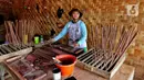 Pekerja memproduksi hio dupa di sentra industri kecil pembuatan hio di Tangerang, Banten, Senin (9/1/2023). Jelang perayaan Imlek, pesanan hio dupa mengalami peningkatan untuk kebutuhan sembahyang. (Liputan6.com/Angga Yuniar)