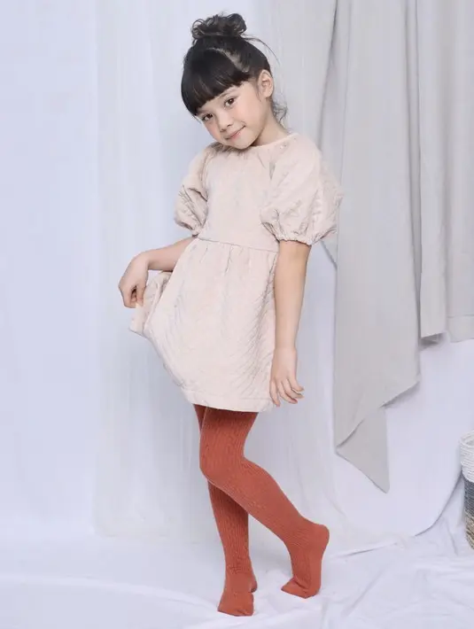 Tampil cantik dengan dress bertangan  balloon, padukan dengan legging atau stocking tebal. Gaya rambut bun membuat akan semakin cute.(@gadiiing)