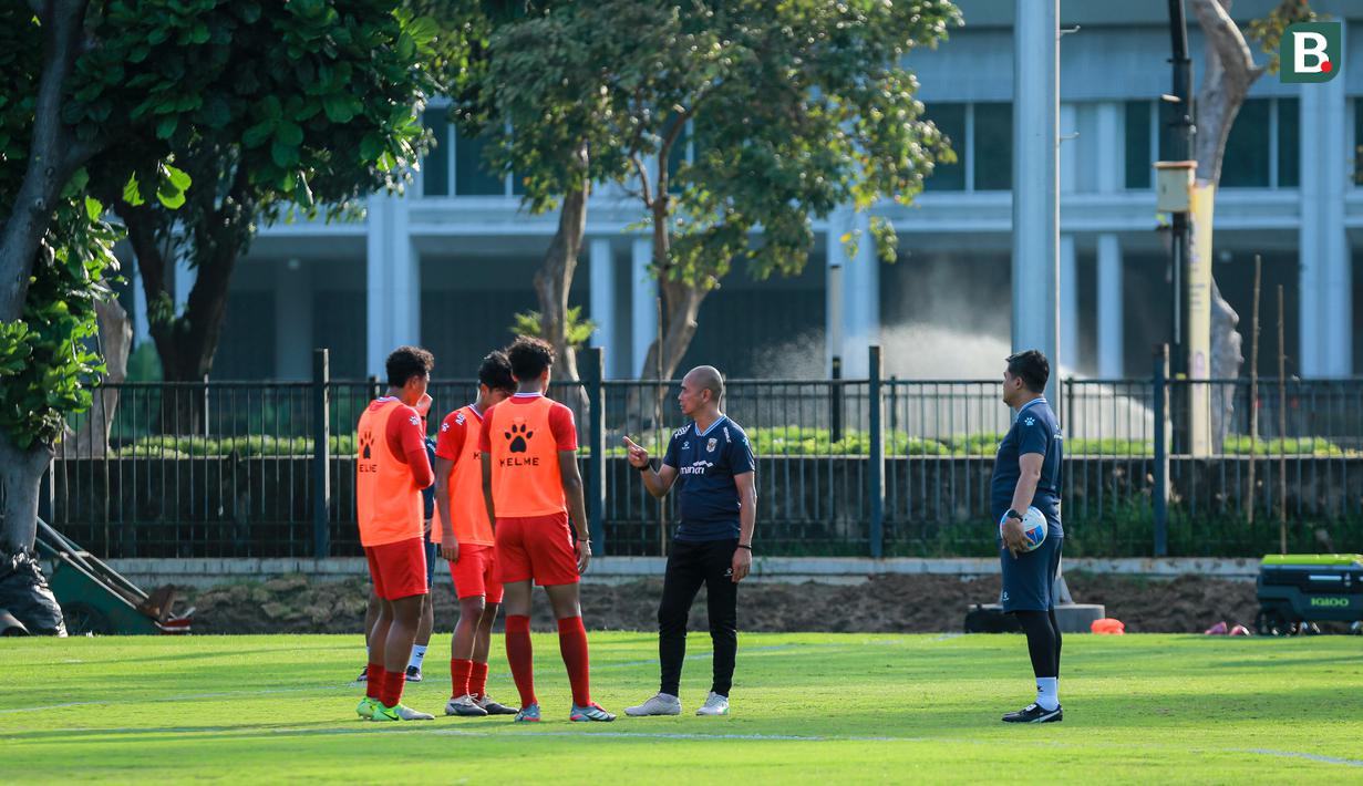 Pelatih Kurniawan juga menambahkan bahwa meski satu grup yang dihuni lawan-lawan berat, Garuda Muda memiliki peluang yang sama. Ia turut berharap para pemain memiliki mentalitas untuk menang. (Bola.com/Bagaskara Lazuardi)