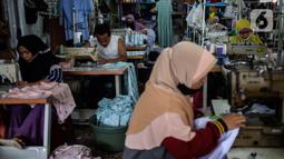 Aktivitas pekerja di sebuah konveksi milik Nca di Curug, Bogor, Jumat (19/11/2021). BPJS Ketenagakerjaan menargetkan kepesertaan pekerja informal dalam program bukan penerima upah atau BPU terus meningkat dan mencapai 43 persen pada 2026. (Liputan6.com/Johan Tallo)