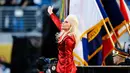Penampilan Lady Gaga sebelum dimulainya NFL Super Bowl 50 antara Panthers Carolina dan Denver Broncos di Santa Clara, California, Minggu (7/2). Berbalut busana dari Gucci, Gaga itu tampil serba merah seperti bendera negaranya (Al Bello/Getty Images/AFP)