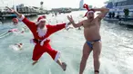 Seorang peserta dengan menggunakan kostum Sinterklas megikuti lomba renang Copa Nadal di Port Vell, Barcelona, Minggu (25/12/2016). omba tradisional ini sudah diadakan sebanyak 107 kali. (AFP/Josep Lago)