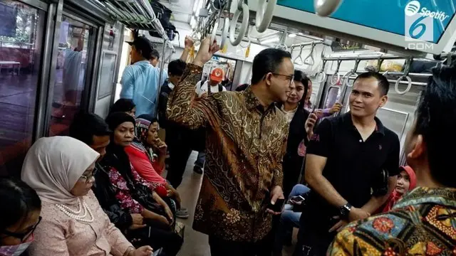 Ditemani sang Istri, Gubenur DKI Jakarta, Anies Bawedan memilih menggunakan moda transportasi Commuter Line saat hendak menghadiri pesta pernikahan.
