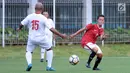 Pemain Timnas Wanita Indonesia (kanan) berebut bola dengan pemain tim Indonesian Football Ambassador di Lapangan C Kompleks GBK, Jakarta, Kamis (5/4). Uji tanding ini persiapan jelang Piala AFF Wanita 2018. (Liputan6.com/Helmi Fithriansyah)