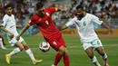 Striker Timnas Kirgistan, Ernist Batyrkanov (kiri) menguasai bola dibayangi bek Oman, Ahmed al-Khamisi pada laga ketiga Grup F Piala Asia 2023 di Abdullah bin Khalifa Stadium, Doha, Qatar, Kamis (25/1/2024). (AFP/Karim Jaafar)