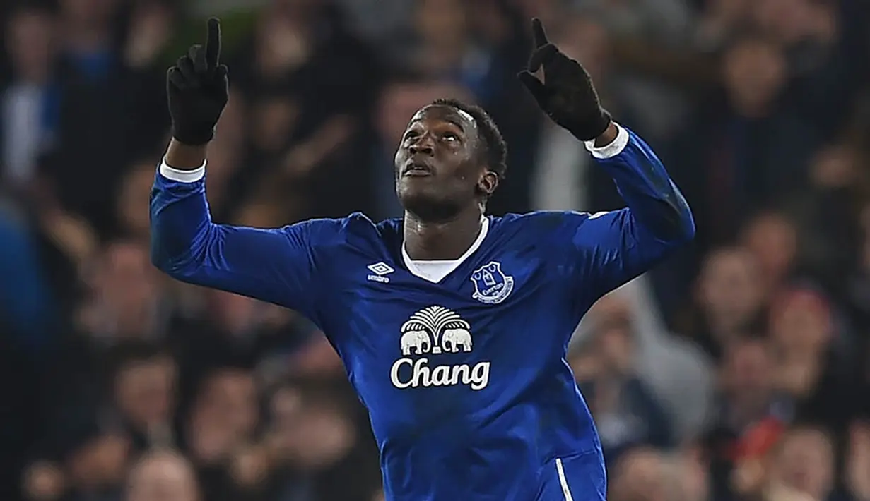 4. Romelu Lukaku (Everton), 18 gol dari 32 penampilan. (AFP/Paul Ellis)