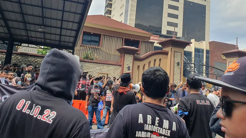 Ratusan Aremania Geruduk Mabes Polri Tuntut Keadilan Atas Tragedi Kanjuruhan