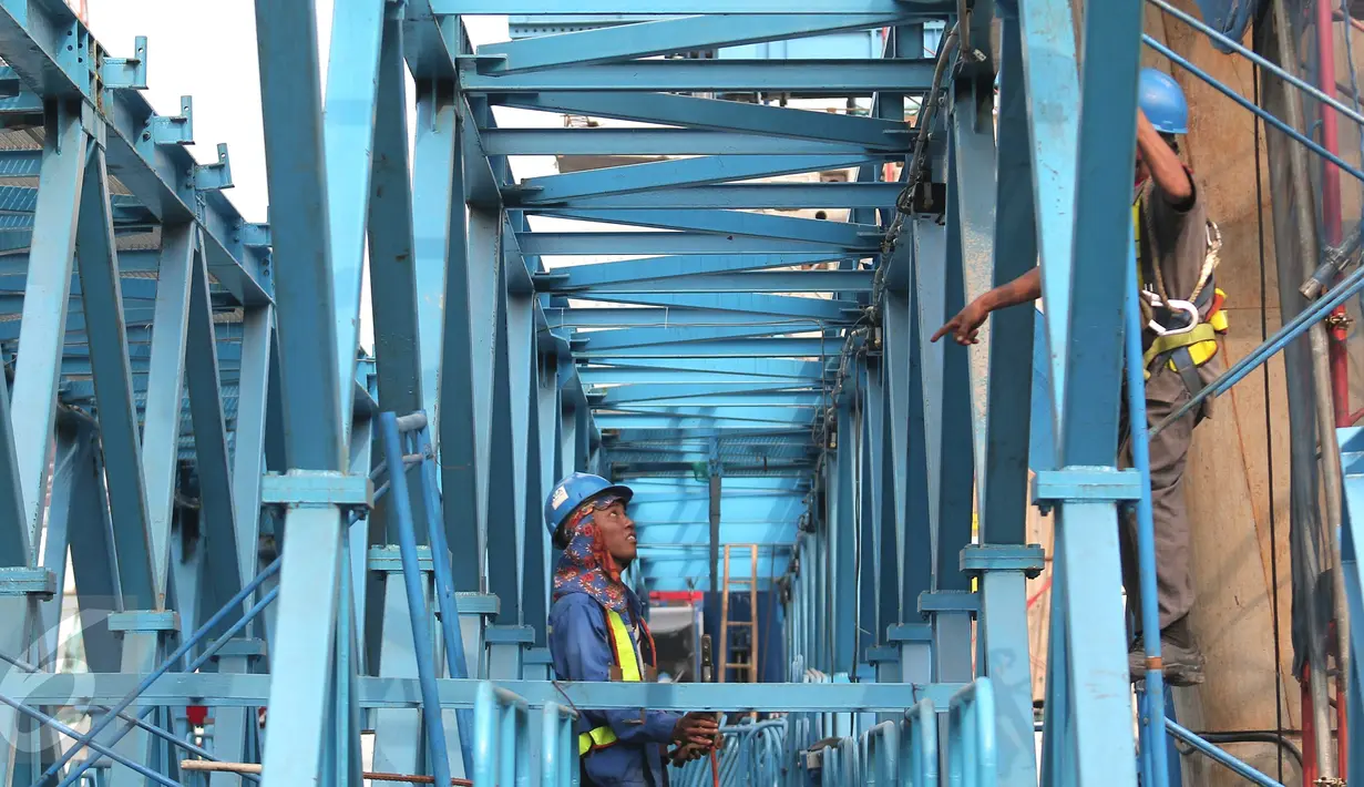 Pekerja menyelesaikan proyek Jalan layang Ciledug-Tendean di Jakarta, (28/1). Kepala Badan Perencanaan Pembangunan Nasional (Bappenas) Sofyan Djalil dan pemerintah menargetkan realisasi pembangunan 225 proyek infrastruktur. (Liputan6.Com/Angga Yuniar)