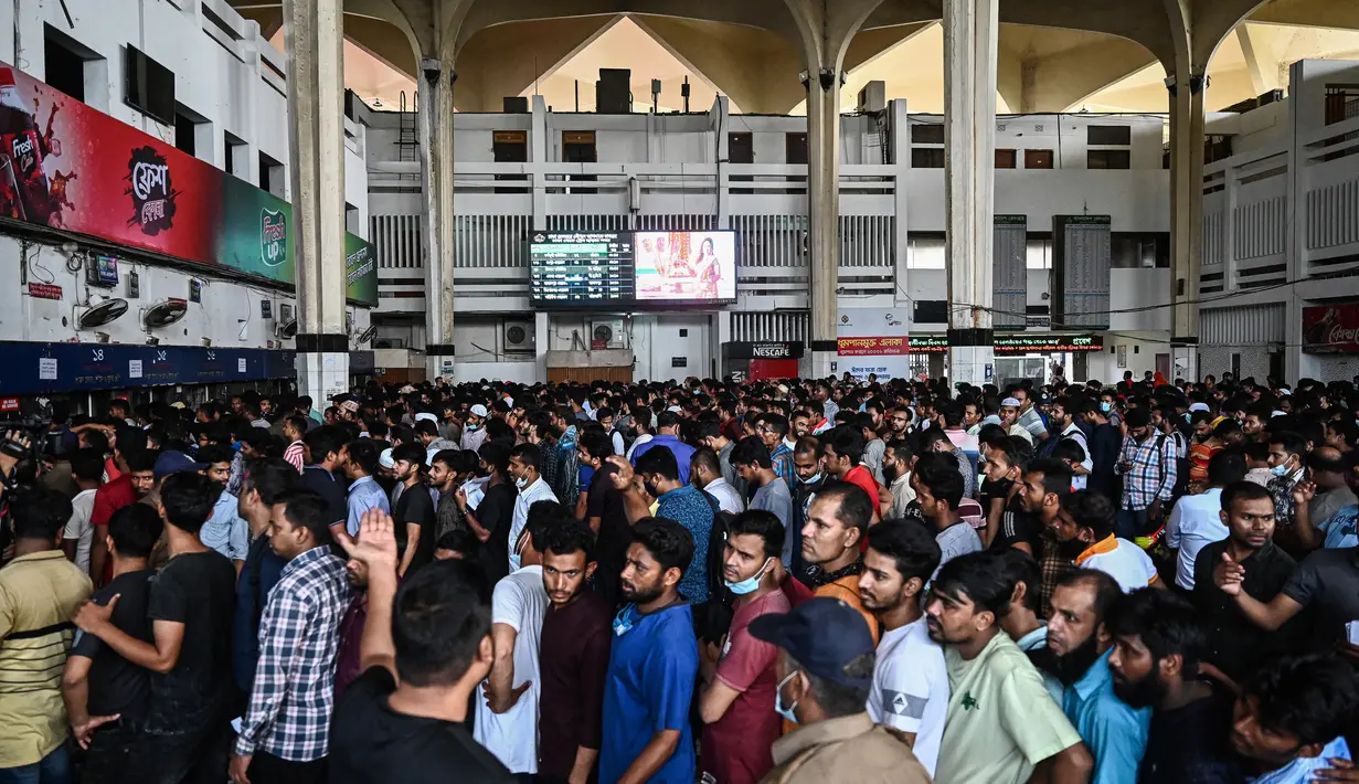 <p>Kerumunan calon pemudik yang membeli tiket di muka untuk melakukan perjalanan ke tempat asal mereka merayakan Idul fitri di stasiun kereta api di Dhaka, Selasa (26/4/2022). Setiap menjelang perayaan hari besar, seperti Lebaran warga Bangladesh yang merantau ke kota-kota besar akan pulang ke kampung halaman untuk merayakannya bersama sanak keluarga. (Munir uz zaman / AFP)</p>