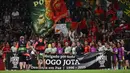 Diogo Jota meninggal dunia bersama adiknya, Andre Silva dalam sebuah kecelakaan di kilometer 65 A-52, dekat wilayah Zamora, Sanabria, Spanyol pada Rabu (3/7/2025) sekitar pukul 00.30 waktu setempat. Tampak dalam foto, para pemain timnas Portugal berdiri di belakang spanduk untuk memberikan penghormatan kepada penyerang Liverpool asal Portugal, Diogo Jota, pada akhir pertandingan sepak bola UEFA Women's Euro 2025 Grup B melawan Spanyol dan Portugal di stadion Wankdorf, Bern, Jerman pada tanggal 3 Juli 2025. (SEBASTIEN BOZON/AFP)