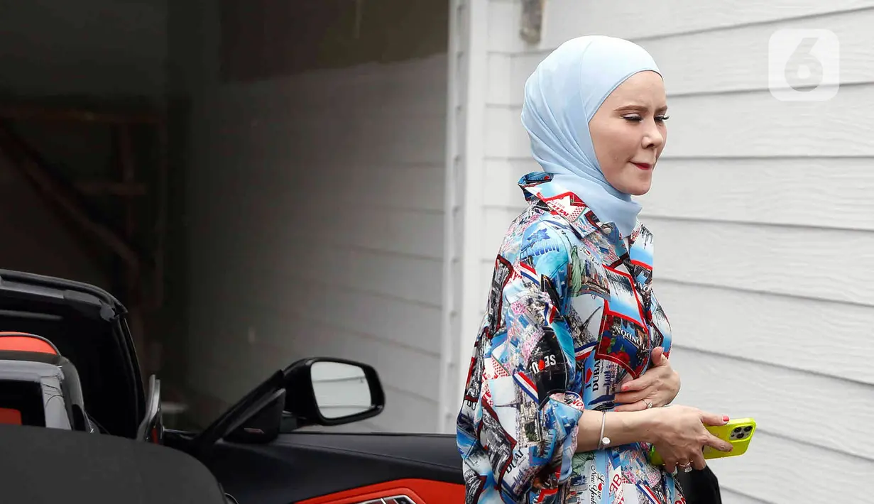 Aktris Angel Lelga turun dari kendaraannya di kediamannya di kawasan Jagakarsa, Jakarta, Rabu (6/7/2022). Perempuan kelahiran 1 Januari 1985 ini mengaku jika gaya hijab yang dikenakannya simpel saja. (Liputan6.com/Herman Zakharia)