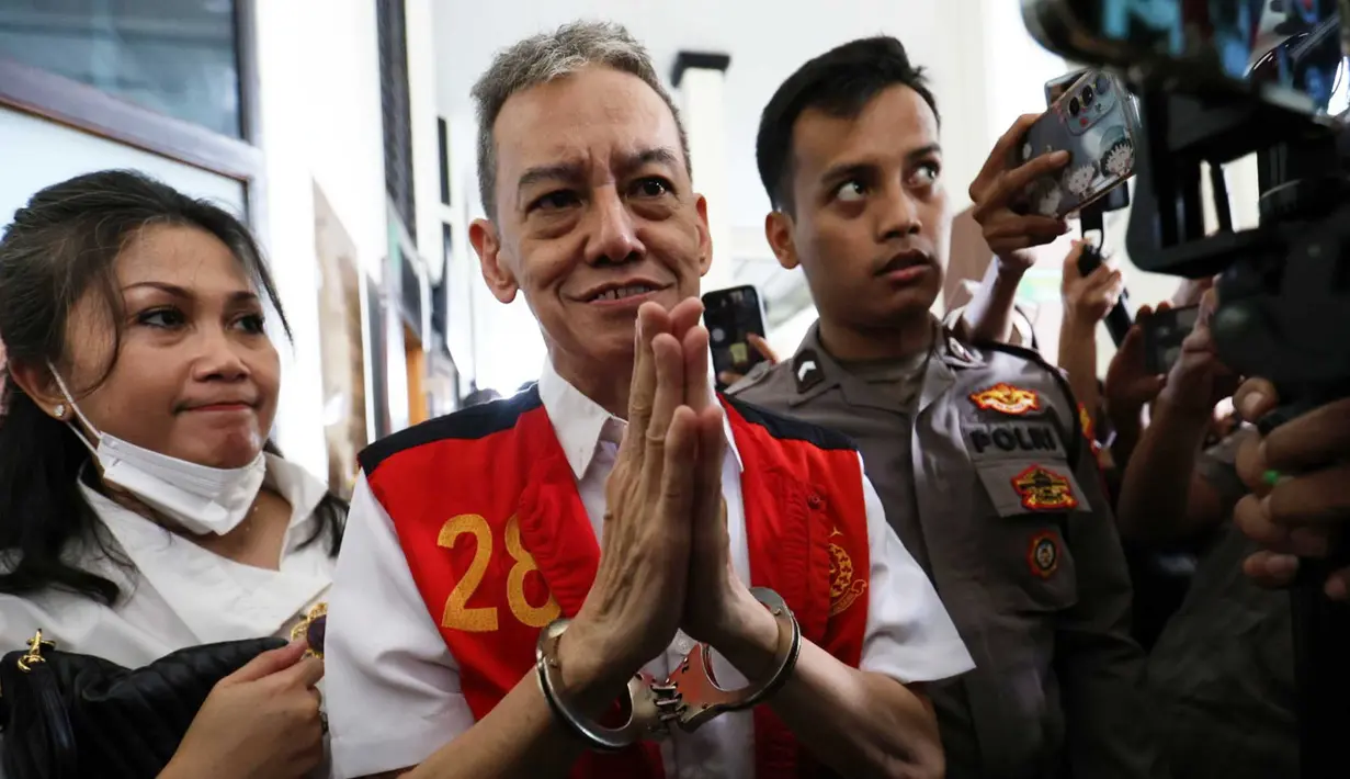 Dalam tuntutannya, JPU menyatakan Fariz RM terbukti secara sah dan meyakinkan bersalah melakukan tindak pidana tanpa hak memiliki dan menguasai narkotika golongan I jenis tanaman, serta turut serta melakukan tindak pidana serupa. (KapanLagi.com/Budy Santoso)