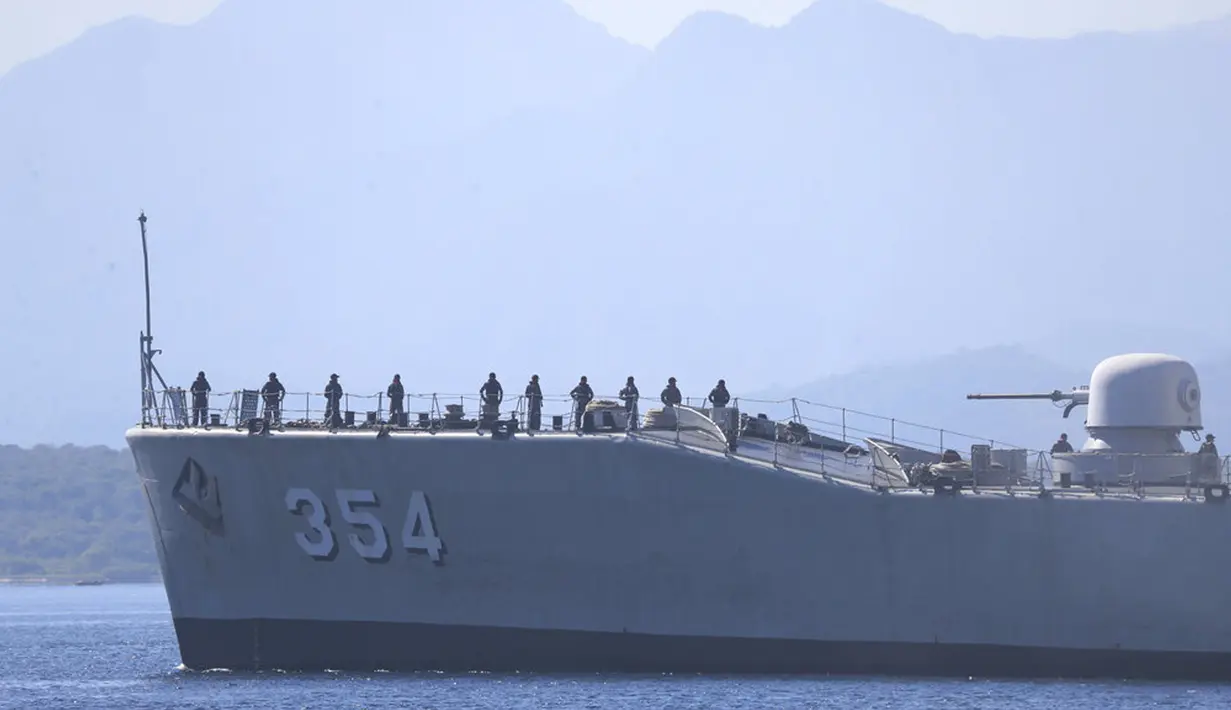 Kapal Angkatan Laut Indonesia Oswad Siahaan berlayar untuk bergabung mencari kapal selam KRI Nanggala 402 yang hilang saat latihan di lepas pantai Banyuwangi, Jawa Timur, Sabtu (24/4/2021). Pasokan oksigen untuk 53 awak kapal diyakini telah habis pada Sabtu pagi. (AP Photo/Achmad Ibrahim)