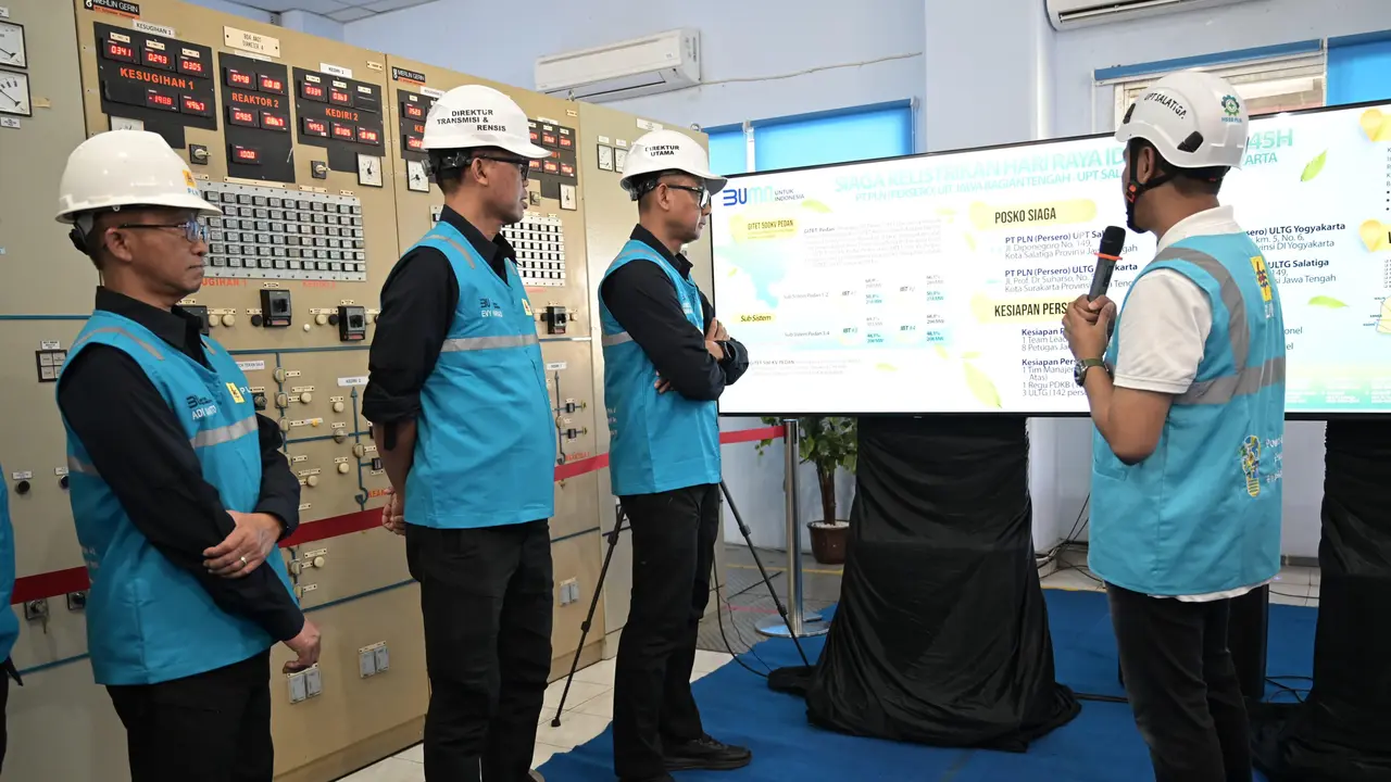 Direktur Utama PT PLN (Persero) Darmawan Prasodjo melakukan pengecekan kondisi jaringan transmisi dan distribusi kelistrikan di Gardu Induk Tegangan Ekstra Tinggi (GITET) 500 kiloVolt (kV) Pedan di Klaten, Jawa Tengah