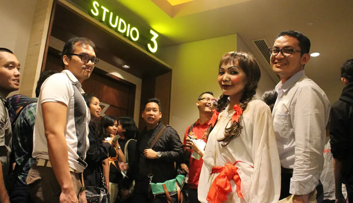 Sosok Annabelle mengantri bersama penonton lain di depan pintu masuk studio, Jakarta, (30/9/14). (Liputan6.com/Gilar Ramdhani)  