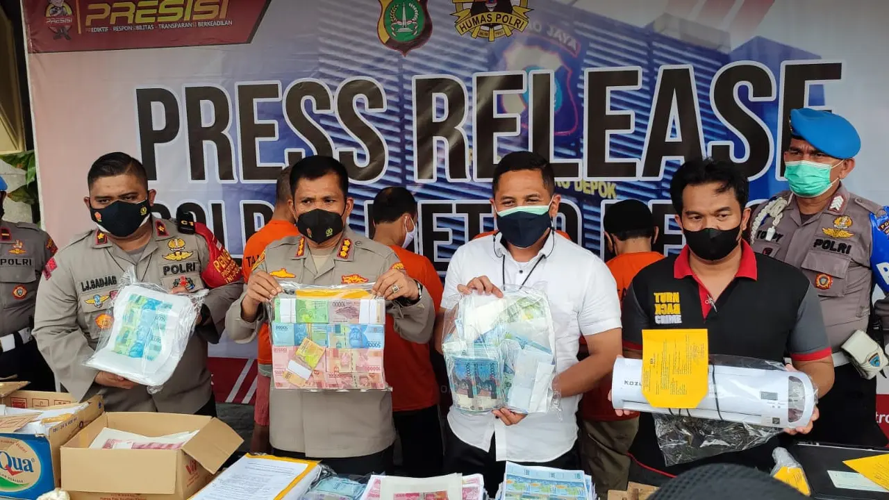 Polres Metro Depok menunjukan barang bukti berupa Upal yang diamankan dari ke empat pelaku. (Liputan6.com/Dicky Agung Prihanto)