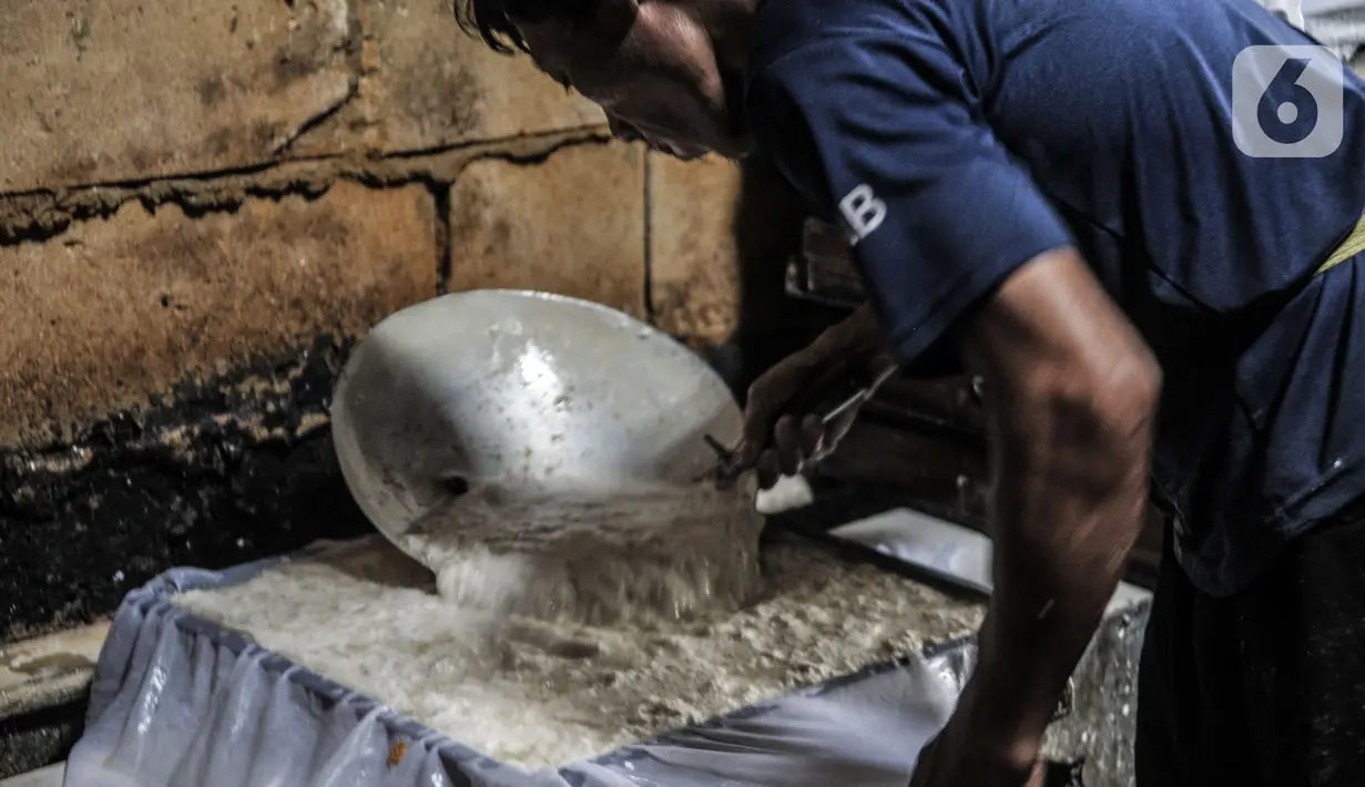 Pekerja saat menyelesaikan pembuatan tahu di salah satu industri rumahan kawasan Mampang, Jakarta, Minggu (30/8/2020). Covid-19 menyebabkan produksi tahu di industri rumahan menurun drastis dibandingkan sebelum merebaknya pandemi. (merdeka.com/Iqbal S. Nugroho)