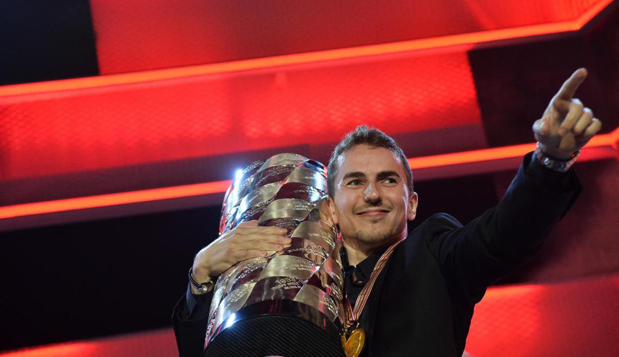 Jorge Lorenzo saat menerima trofi Juara Dunia FIM Awards di Palacio de Congresos, Spanyol, Minggu(8/11/2015.  (motogp.com)