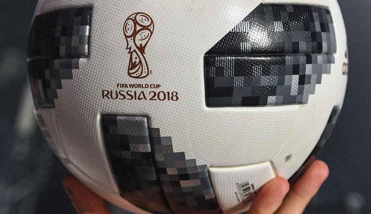 Detail Telstar 18, bola resmi Piala Dunia 2018 Rusia, yang diluncurkan di Moskow, Kamis (9/11). Telstar 18 adalah bola terbaru dari edisi Adidas Telstar, bola yang pertama kali dipasok Adidas untuk Piala Dunia pada 1970. (AFP Photo/Mladen Antonov)