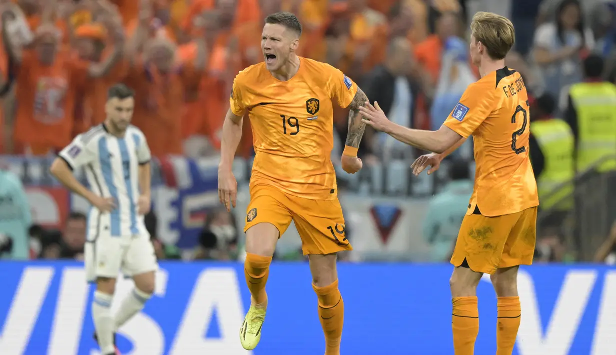 Sepuluh menit berselang Belanda berhasil memperkecil ketertinggalan menjadi 1-2 lewat gol Wout Weghorst melalui sundulan kepala usai memanfaatkan umpan silang Steven Berghuis. (AFP/Juan Mabromata)