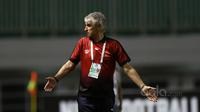 Pelatih PS TNI, Ivan Kolev saat memimpin timnya melawan Perseru Serui pada laga Liga 1 2017 di Stadion Pakansari, Bogor, Minggu (18/6/2017). (Bola.com/Nicklas Hanoatubun)