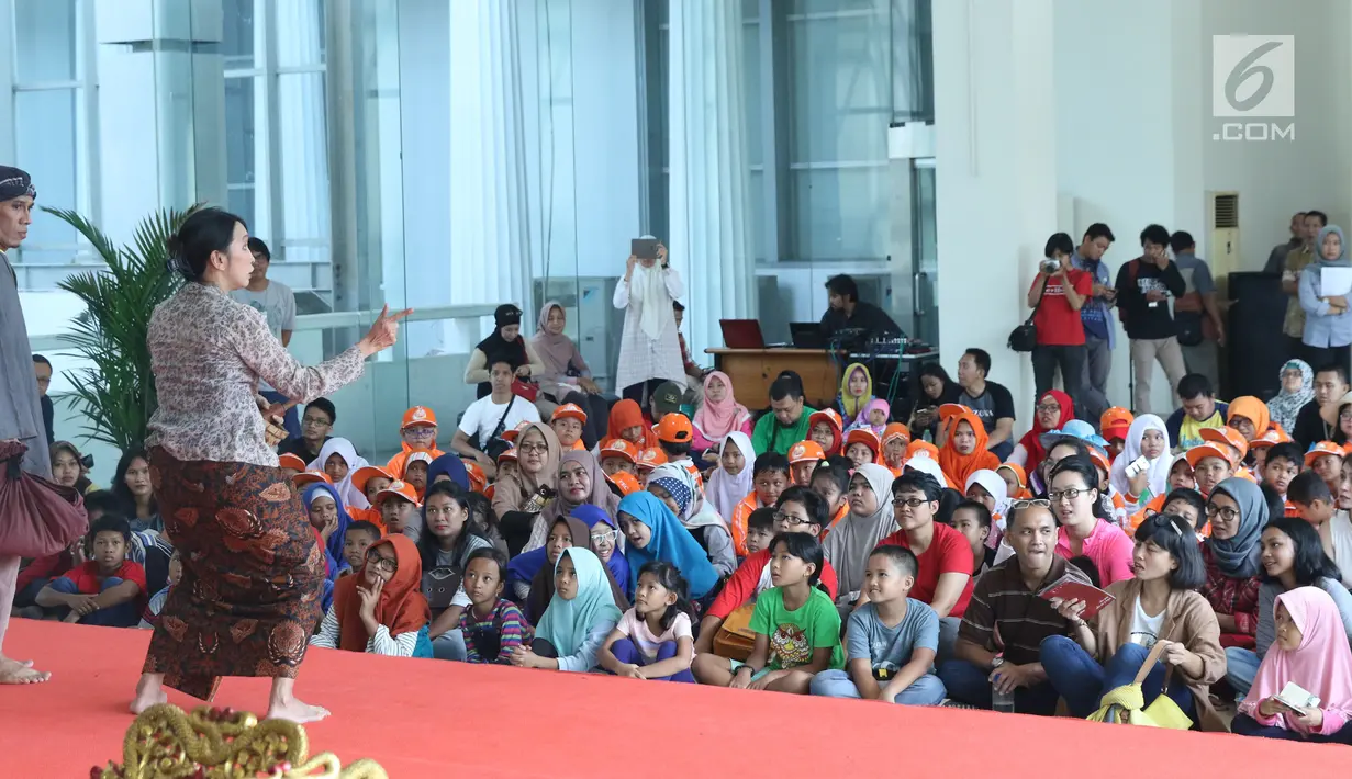 Pemeran dari Teater Koma saat pementasan dongeng teater cerita sejarah pertempuran pasukan Mataram di Museum Nasional Indonesia, Jakarta, Minggu (29/4). Dongeng tersebut bertajuk Mangan ora Mangan Gempur. (Liputan6.com/Helmi Fithriansyah)