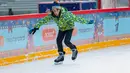 Seorang anak bermain skating di gelanggang es GUM di Lapangan Merah di Moskow, Rusia (2/12/2020). Gelanggang es di Lapangan Merah tersebut akan dibuka untuk umum hingga 1 Maret 2021. (Xinhua/Bai Xueqi)