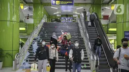 Penumpang kereta api Argo Lawu dari Solo menuju pintu keluar di Stasiun Gambir, Jakarta, Senin (17/5/2021). Kepala Humas PT KAI Daop I Eva Chairunisa mengatakan, pada hari ini diperkirakan akan ada 2.100 penumpang kereta api jarak jauh yang akan tiba di Jakarta. (Liputan6.com/Faizal Fanani)