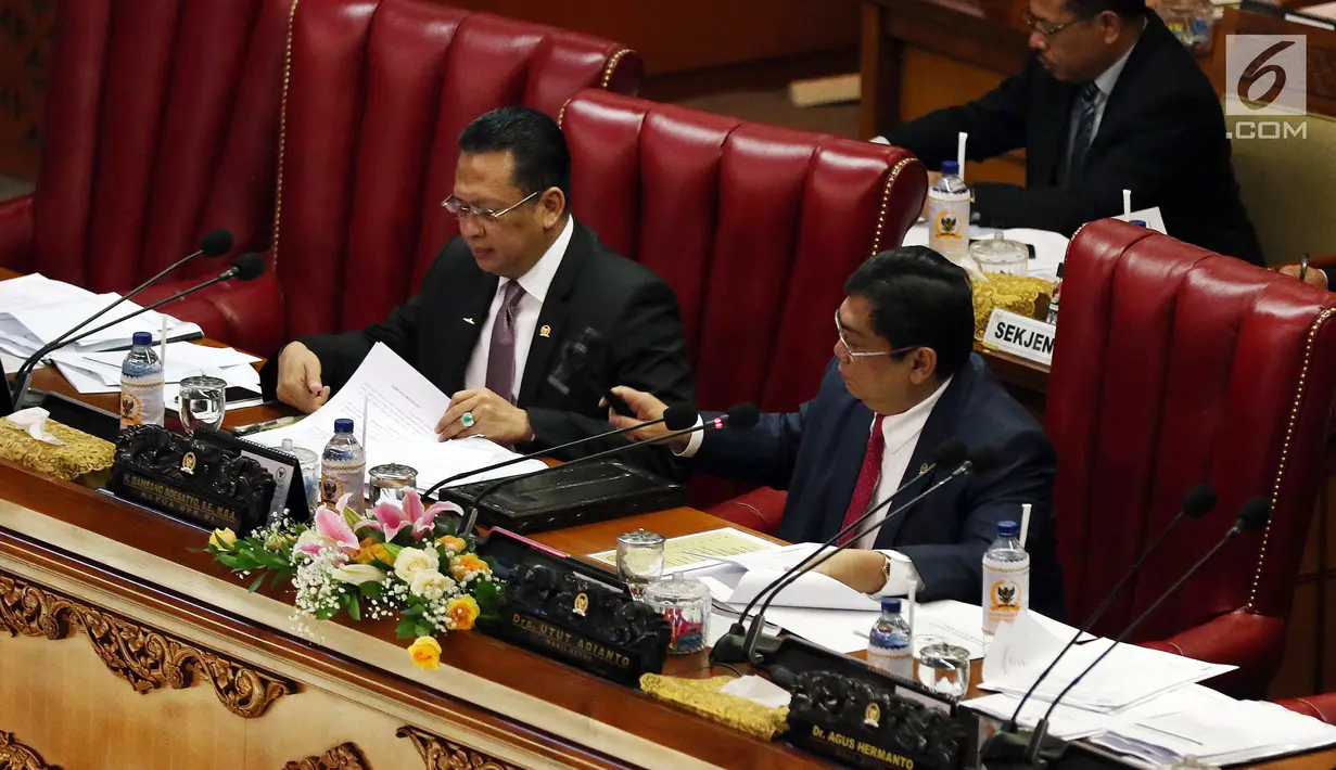 Ketua DPR Bambang Soesatyo (kiri) bersama Wakil Ketua DPR Utut Adianto saat memimpin Rapat Paripurna DPR, Jakarta, Kamis (25/7/2019). Pansus meminta Presiden Joko Widodo memecat Menteri BUMN Rini Soemarno dan Dirut Pelindo II Elvyn G Masassya. (Liputan6.com/JohanTallo)