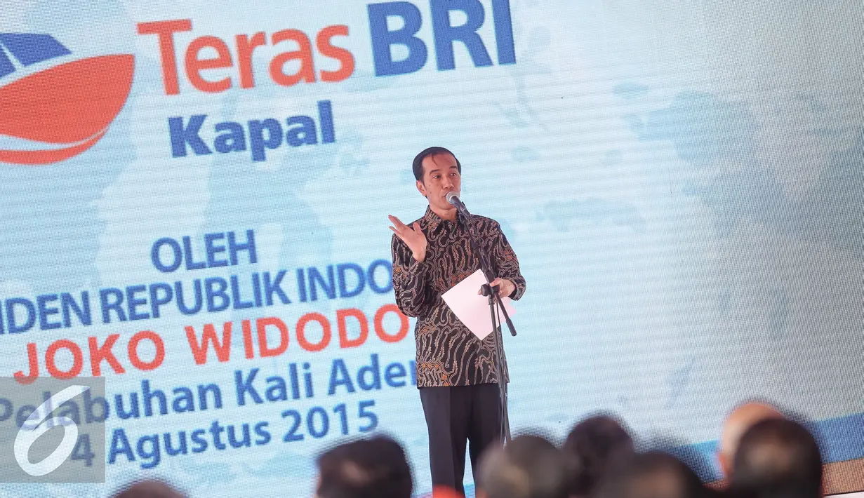 Presiden Joko Widodo memberikan sambutan saat peluncuran Teras BRI Kapal di Muara Angke, Jakarta, Selasa (4/8/2015). Teras BRI Kapal untuk menjangkau masyarakat pesisir Kepulauan. (Liputan6.com/Faizal Fanani)