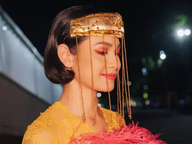 Side profile Andien Aisyah. Dia mengenakan busana dominasi warna kuning dan merah muda. (Foto: Instgaram/ andienaisyah)