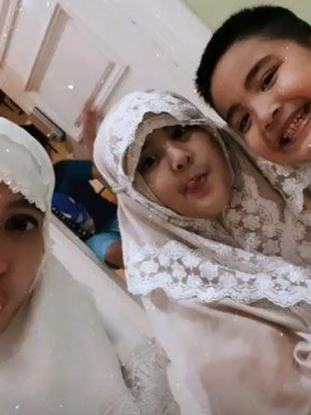 5 Potret Nia Ramadhani dan Mikhayla Kompak Pakai Mukena, Disebut Makin Mirip
