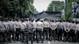 Petugas kepolisian berjaga saat massa aksi yang tergabung dalam Aliansi Badan Eksektutif Mahasiswa Seluruh Indonesia (BEM SI) menggelar aksi longmarch menuju Istana Merdeka, Jakarta, Senin (22/5). (Liputan6.com/Faizal Fanani)