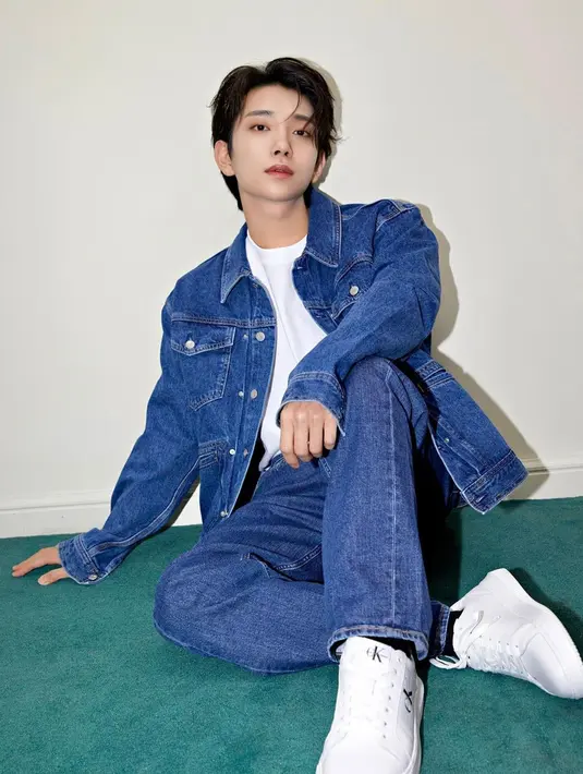 Penampilan Joshua dengan memakai kaos serta sneakers putih yang dipadukan dengan denim on denim ini juga tak lepas dari sorotan. Dirinya terlihat tampil kasual namun juga stylish. (Liputan6.com/IG/@joshu_acoustic)