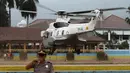 Helikopter lepas landas membawa Menko Polhukam Wiranto usai diserang orang tak dikenal di Pandeglang, Banten, Kamis (10/10/2019). Wiranto yang mengalami luka tusuk di bagian perut akibat penyerangan tersebut dibawa ke RSPAD Gatot Subroto, Jakarta dengan helikopter. (Photo by SAMMY / AFP)