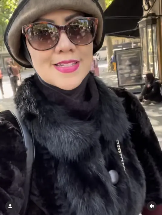 Untuk tampilan ekstra, Venna menambahkan aksesori topi dan kacamata. Serta jaket faux fur yang memberikan look glamor. [Foto: @vennamelindareal]