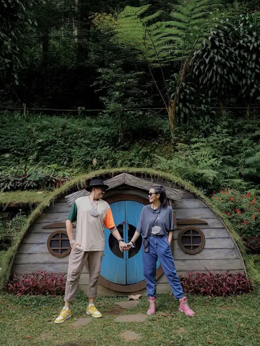 Tampil keren bergaya kasual dengan kacamata hitam, Sharena dan Ryan Delon tuai pujian. Meski tetap mengajak anak untuk liburan, pasangan ini tak kehilangan momen berdua. Ini adalah potret manis Sharena dan Ryan Delon saat menikmati liburan di Lembang beberapa bulan lalu. (Liputan6.com/IG/@mrssharena)