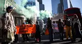 Un groupe de personnes tenant une bannière qui lit "Les jeunes exigent la fin du génocide" qui fait référence au conflit à Gaza, près de Metro Bank Station, London City Center, le 7 avril 2025. (Henry Nicholls / AFP)