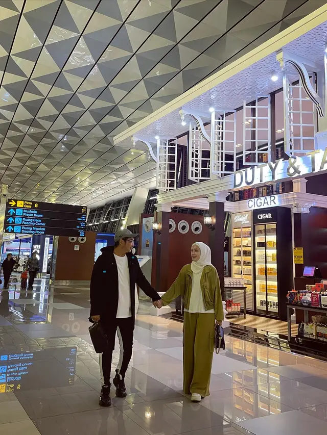 7 Potret Pasha Ungu dan Adelia Liburan ke Paris di Bulan Ramadhan