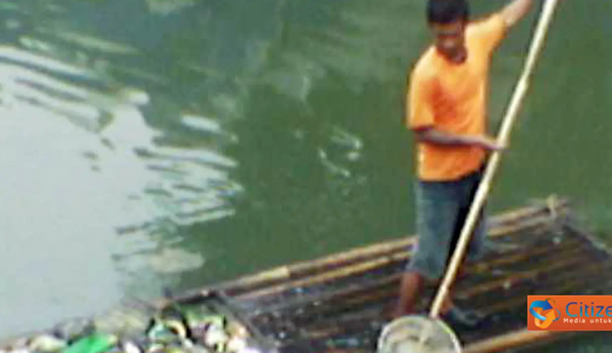 Citizen6, Jakarta: Masyarakat sekitar membantu membersihkan sampah yang menggenang di sungai tersebut. (Pengirim: Teguh Ardiyanto)