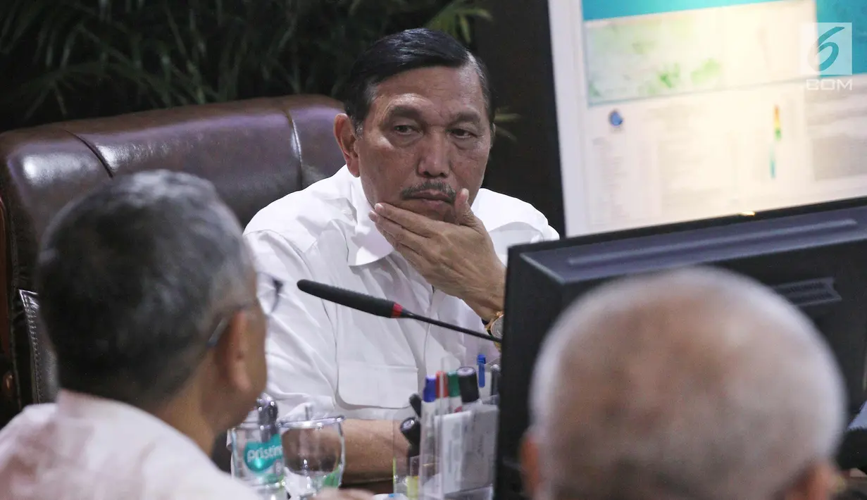 Menteri Koordinator Bidang Kemaritiman Republik Indonesia, Luhut Binsar Pandjaitan (kanan) saat melakukan pertemuan dengan jajaran EMTEK Group di gedung Kementerian Koordinator Bidang Kemaritiman, Jakarta, Rabu (7/3). (Liputan6.com/Herman Zakharia)