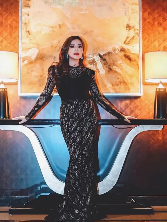 Ia juga tampil mengenakan gaun hitam bodycon warna hitam brokat. Dengan anting-anting silvernya. [@brisiajodie96]